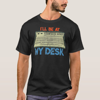 Ich bin bei meinem Schreibtisch, dem Funny Studio  T-Shirt