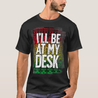 Ich bin bei meinem Schreibtisch, dem Funny Studio  T-Shirt