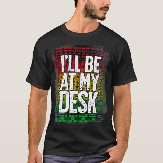 Ich bin bei meinem Schreibtisch, dem Funny Studio T-Shirt (Vorderseite)