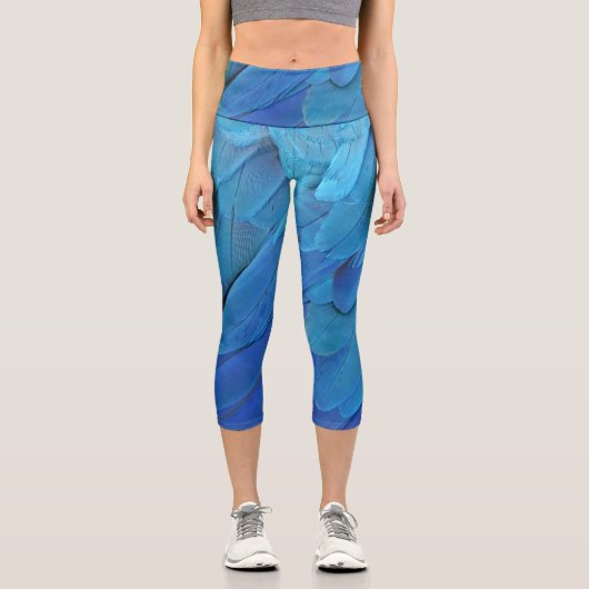 Ich bin blau - Papageienfedern nah Capri Leggings (Vorderseite)