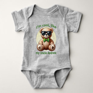 Ich bin Cooler Teddybär mit einem grünen Bow, der  Baby Strampler