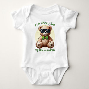 Ich bin Cooler Teddybär mit einem grünen Bow, der  Baby Strampler