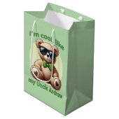 Ich bin Cooler Teddybär mit einem grünen Bow, der Mittlere Geschenktüte (Vorderseite Schrägansicht)