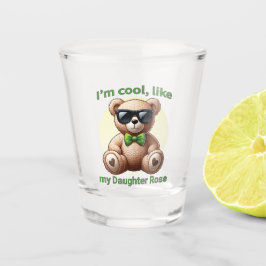 Ich bin Cooler Teddybär mit einem grünen Bow, der Schnapsglas