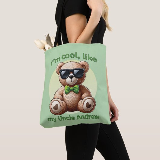 Ich bin Cooler Teddybär mit einem grünen Bow, der  Tasche (Von Nahem)
