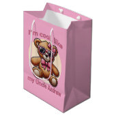 Ich bin Cooler Teddybär mit rosa Bow, anpassbar Mittlere Geschenktüte (Vorderseite Schrägansicht)