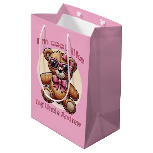 Ich bin Cooler Teddybär mit rosa Bow, anpassbar Mittlere Geschenktüte (Rückseite Schrägansicht)