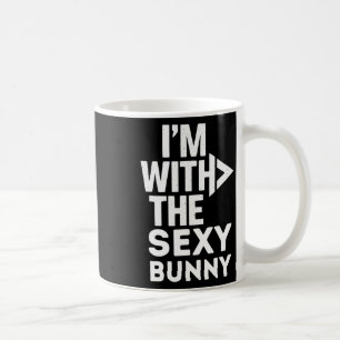 Ich bin dabei, dass die Y-Bunny-Kostümpaare überei Kaffeetasse