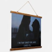 ICH BIN DAS KRAZY MÄDCHEN, DAS DICH LIEBE WANDTEPPICH MIT HOLZRAHMEN (Gewinkelt)