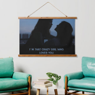ICH BIN DAS KRAZY MÄDCHEN, DAS DICH LIEBE WANDTEPPICH MIT HOLZRAHMEN