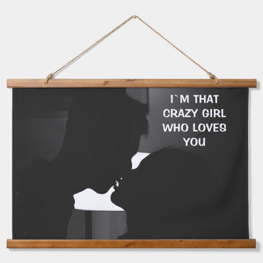 ICH BIN DAS KRAZY MÄDCHEN, DIE IHR FREUND LIEBE WANDTEPPICH MIT HOLZRAHMEN (Vorne)