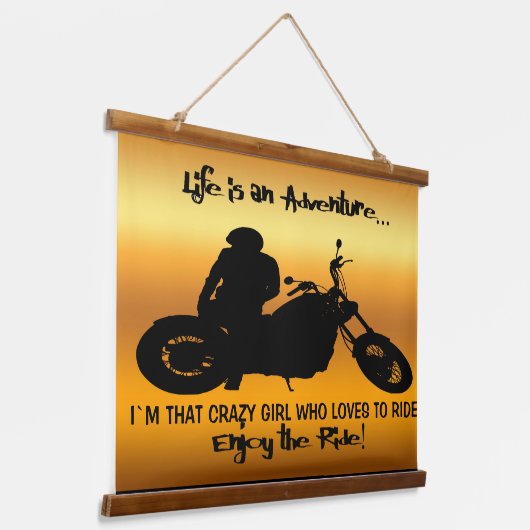 ICH BIN DAS KRAZY MÄDCHEN, DIE LIEBEN ZU REISEN WANDTEPPICH MIT HOLZRAHMEN (Gewinkelt)