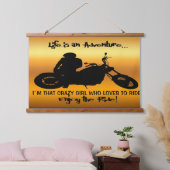 ICH BIN DAS KRAZY MÄDCHEN, DIE LIEBEN ZU REISEN WANDTEPPICH MIT HOLZRAHMEN (Schlafzimmer)