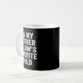 Ich bin das Lieblingskind meiner Schwiegermutter L Kaffeetasse (Vorderseite Links)