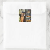 Ich bin der Abschluss der Stürme, eine starke Frau Quadratischer Aufkleber (Tasche)