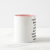 Ich bin die Art des Mädchens, die heraus laughin… Zweifarbige Tasse (Mittel)