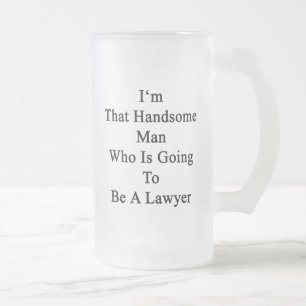 Ich bin dieser gutaussehende Mann, der ein Mattglas Bierglas