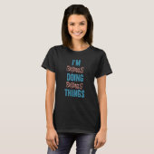 Ich bin Doug Doing Things Fun Personalisiert Name  T-Shirt (Vorne ganz)