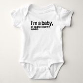 Ich bin ein Baby, natürlich gebe ich es Papa die S Baby Strampler (Vorderseite)