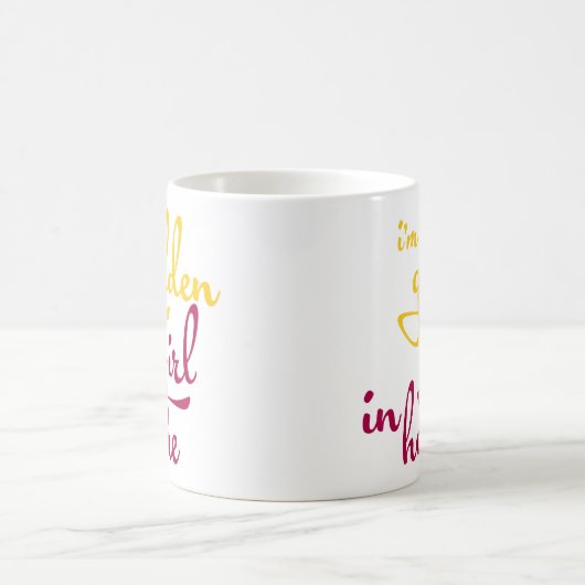 Ich bin ein goldenes Mädchen im Zuhause - lustige Kaffeetasse (Mittel)