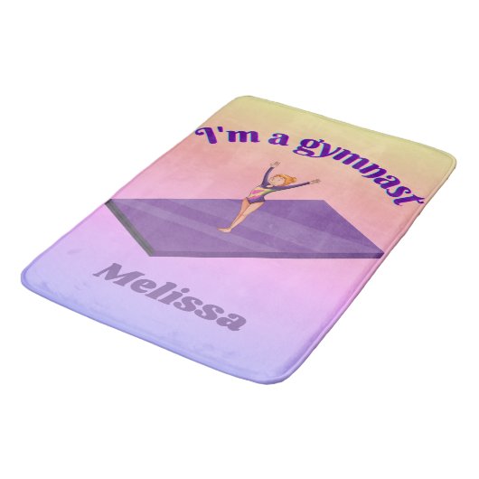 Ich bin ein Gymnastikmädchen mit Leotard auf Lila Badematte (Schrägansicht)
