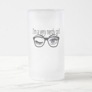 Ich bin ein sehr Nerdy Girl mit Lila Augschatten Mattglas Bierglas