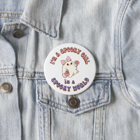 Ich bin ein spukhaftes Mädchen in einem Spooky Wor Button (Beispiel)