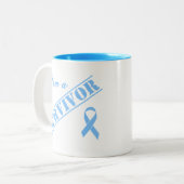 Ich bin ein Überlebender - hellblaues Band Zweifarbige Tasse (Vorderseite Links)