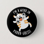 Ich bin ein Werk in Purr-gress Funny Cat Pun Dark  Button (Vorderseite)