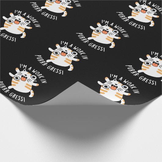 Ich bin ein Werk in Purr-gress Funny Cat Pun Dark  Geschenkpapier (Ecke)