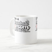 Ich bin eine Baseball-Mutter, natürlich laufe ich  Kaffeetasse (Vorderseite Links)