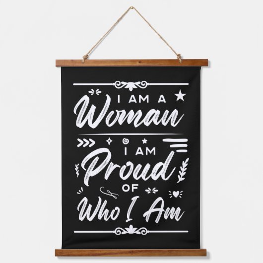 Ich bin eine Frau, auf die ich stolz bin Wandteppich Mit Holzrahmen (Vorderseite)