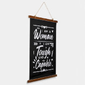 Ich bin eine Frau, die ich stark und fähig bin Wandteppich Mit Holzrahmen (Gewinkelt)