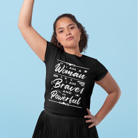 Ich bin eine Frau, die mutig und mächtig ist T-Shirt