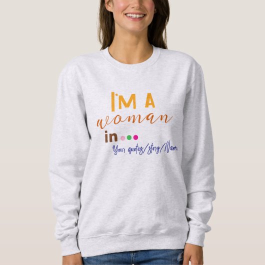 Ich bin eine Frau in … Minimaler Spruch Sweatshirt (Vorderseite)