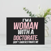 Ich bin eine Frau mit einem Doktoratsarzt, der ein Einladung (Stehend Vorderseite)