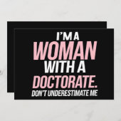 Ich bin eine Frau mit einem Doktoratsarzt, der ein Einladung (Vorne/Hinten)