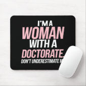 Ich bin eine Frau mit einem Doktoratsarzt, der ein Mousepad (Mit Mouse)