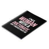 Ich bin eine Frau mit einem Doktoratsarzt, der ein Notizblock (Linke Seite)