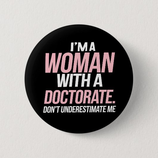Ich bin eine Frau mit einem Doktortitel Lustiger P Button (Vorderseite)