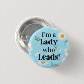 Ich bin eine Lady, die (Daisy) Button führt (Vorne & Hinten)