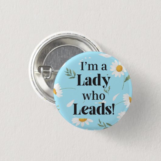 Ich bin eine Lady, die (Daisy) Button führt (Vorne & Hinten)