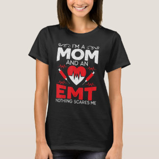 Ich bin eine Mama und eine EMC Paramedic Health Ca T-Shirt