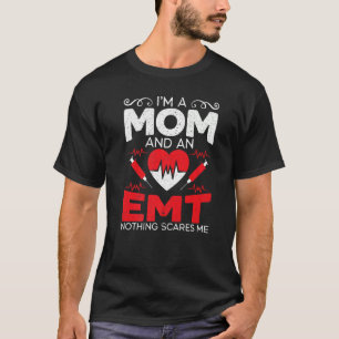 Ich bin eine Mama und eine EMC Paramedic Health Ca T-Shirt