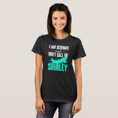 Ich bin ernst und rufe mich nicht Shirley an T-Shirt (Vorne ganz)