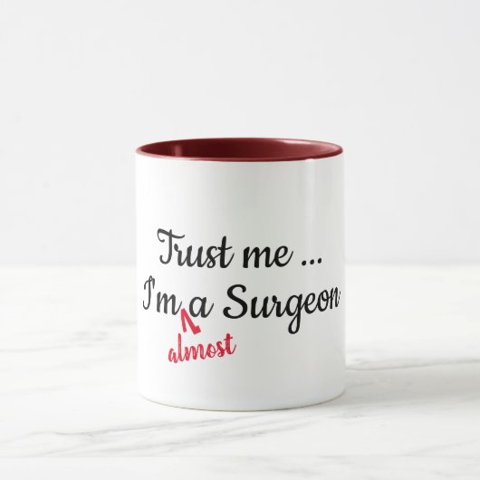 Ich bin fast ein Chirurgen-Doktor-Pub lustig Tasse (Zentrum)