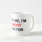 Ich bin fast ein Doktor. Tasse (VorderseiteRechts)