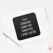 Ich bin Feuerwehrmann, die Funny Mens I Spray Wate Quadratischer Aufkleber (Umschlag)