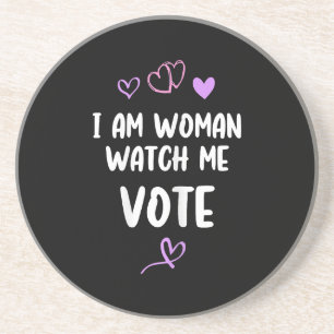 Ich bin Frau und schaue mir bei der Abstimmung zu Getränkeuntersetzer