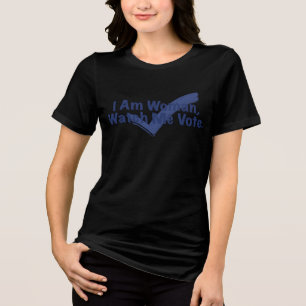 Ich bin Frau und schaue mir bei der Abstimmung zu Tri-Blend Shirt